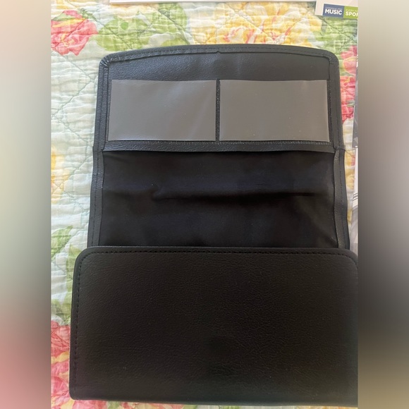 Owner’s Manual for a 2017 GMC SIERRA DENALI - Picture 6 of 9